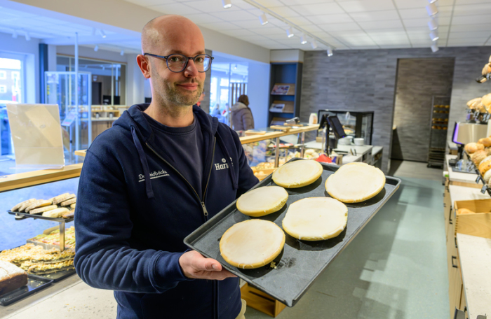 Jannik Harms von De Heidbäcker präsentiert die umbenannten «Grönländer», die sonst als «Amerikaner» verkauft werden. Foto: Philipp Schulze/dpa