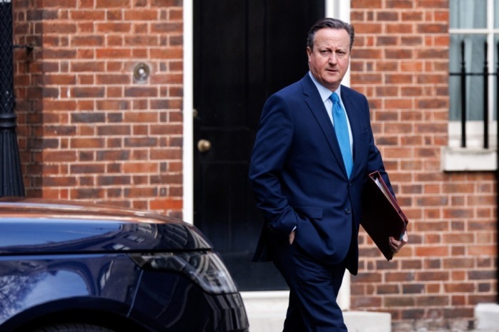 Der britische Außenminister und ehemalige Premierminister David Cameron trifft in der Downing Street ein. Foto: epa/Tolga Akmen