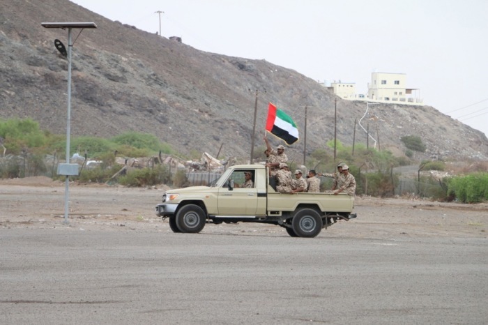 Ein von den Vereinigten Arabischen Emiraten ausgebildeter Rekrut der jemenitischen Armee schwenkt während einer Übung eine Flagge der Vereinigte Arabische Emirate im Süden von Jemen. Foto: EPA/Najeeb Almahboobi