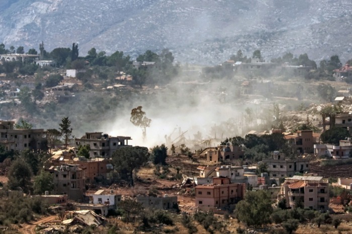 Rauch steigt nach einem israelischen Luftangriff im Südlibanon auf, aufgenommen von der israelischen Seite der Grenze in Obergaliläa. Foto: epa/Atef Safadi