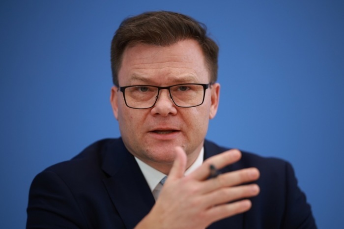 Carsten Schneider stellt in Berlin das Klimaschutzprogramm 2026 bei einer Pressekonferenz vor. Foto: epa/Clemens Bilan