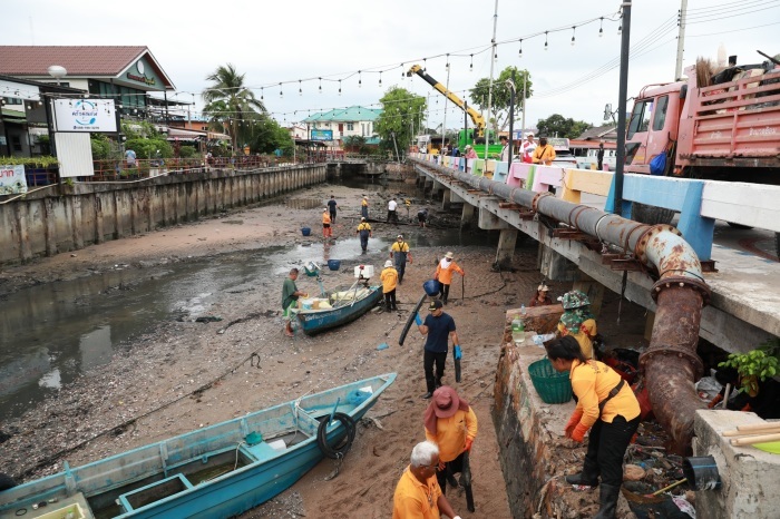 Mitarbeiter und Freiwillige reinigen den Naklua-Kanal im Rahmen einer Umweltaktion der Stadt Pattaya. Bild: TMN.TV