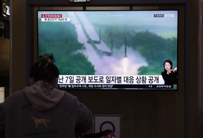 Südkoreaner reagieren auf den Abschuss ballistischer Raketen durch Nordkorea im Ostmeer. Foto: epa/Jeon Heon-kyun