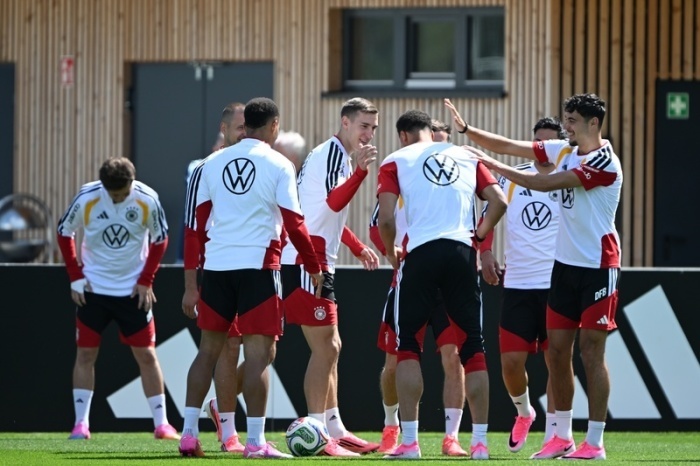 Felix Nmecha trainiert mit Nico Schlotterbeck und Aleksandar Pavlovic bei der WM-Vorbereitung der Nationalmannschaft. Foto: Federico Gambarini/dpa
