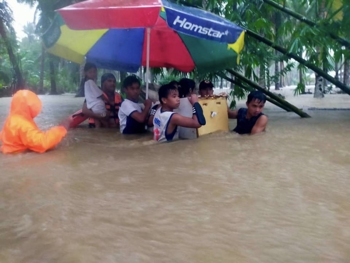 PCG-Personal hilft Anwohnern bei einer durch den Taifun Nalgae verursachten Überschwemmung in der Provinz Leyte. Foto: epa/Pcg Handout