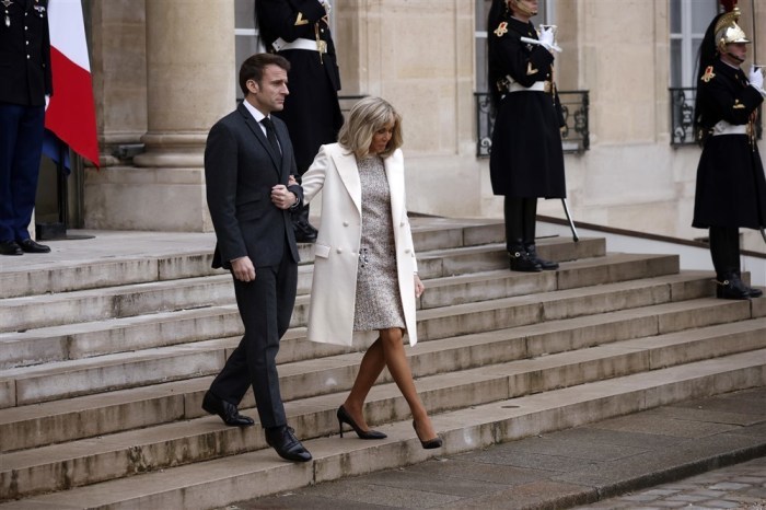 Französischer Präsident Emmanuel Macron (L) und seine Frau Brigitte Macron (R) in Paris. Foto: epa/Yoan Valat