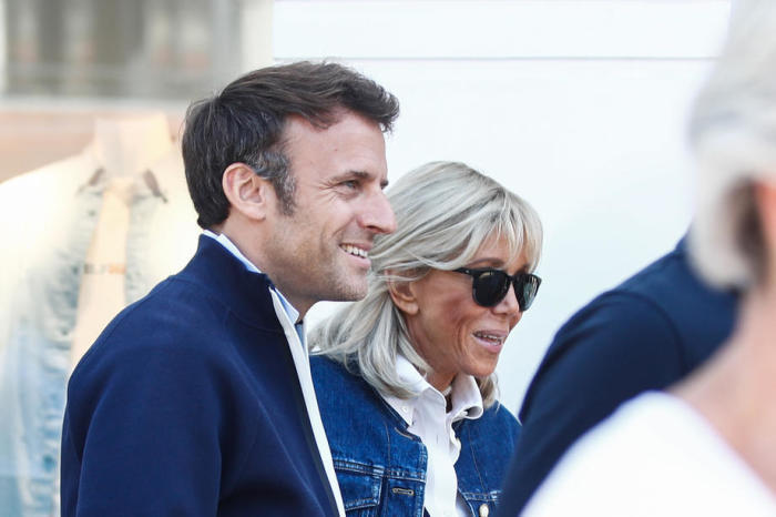 Der französische Präsident Emmanuel Macron geht mit seiner Frau Brigitte Macron in Le Touquet spazieren. Foto: epa/Mohammed Badra