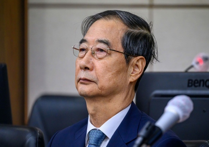 Der frühere südkoreanische Premier Han Duck-soo sitzt im Gerichtssaal in Seoul, wo der Prozess im Zusammenhang mit dem Putschvorwurf gegen Ex-Präsident Yoon beginnt. Foto: epa/Yonhap