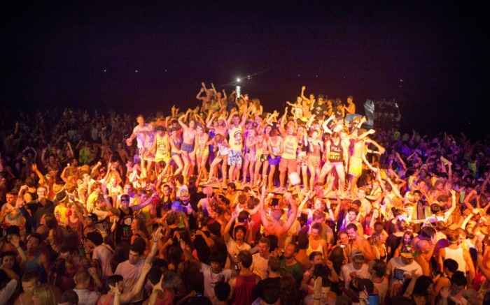 Tausende genießen die Fullmoon Party auf Koh Phangan, während die Polizei gegen Gesetzesverstöße auf der Insel vorgeht Foto: epa/George Henton