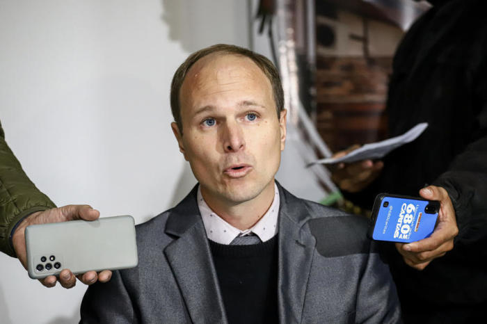 Stephan Schultheiss, Anwalt der Eltern von zwei vermissten deutschen Mädchen, spricht während einer Pressekonferenz im Hotel Westfalenhaus in Asuncion. Foto: epa/Nathalia Aguilar