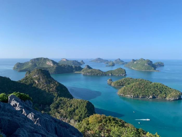 Blick vom Aussichtspunkt „Pha Chan Charat“ über die Inselwelt des Mu-Ko-Ang-Thong-Nationalparks im Golf von Thailand. Bild: Department of National Parks, Wildlife and Plant Conservation (DNP)