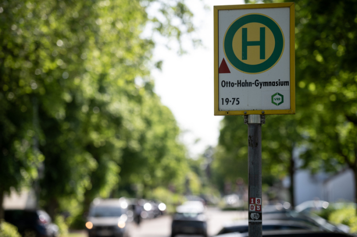 Auf dem Haltestellenschild nahe der Unfallstelle steht 