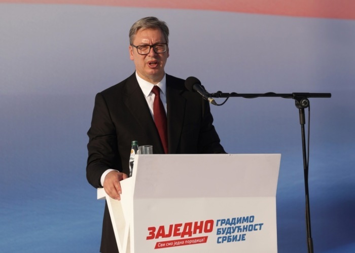 Aleksandar Vučić spricht bei einer Kundgebung der Serbischen Fortschrittspartei (SNS) in Belgrad. Foto: EPA/Andrej Cukić