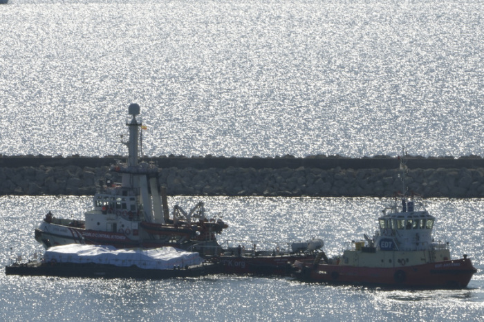 Das Schiff (l) der Hilfsorganisation Open Arms mit rund 200 Tonnen Reis und Mehl auf einer Plattform verlässt den Hafen der südlichen Stadt Larnaca. Foto: Petros Karadjias/Ap/dpa