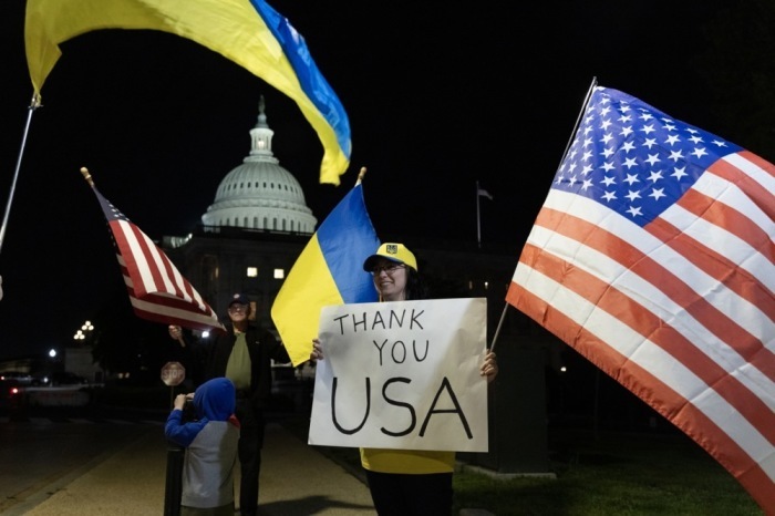 Befürworter der Ukraine halten Fahnen vor dem US-Kapitolgebäude. Foto: epa/Michael Reynolds