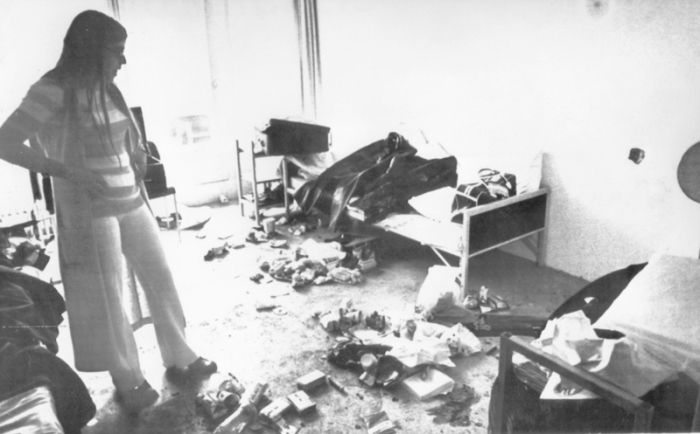 Ankie Spitzer, die Witwe des von arabischen Terroristen ermordeten israelischen Fechttrainers Andre Spitzer, steht fassungslos in dem verwüsteten Raum des Münchner Olympischen Dorfes. Foto: Alliance/dpa