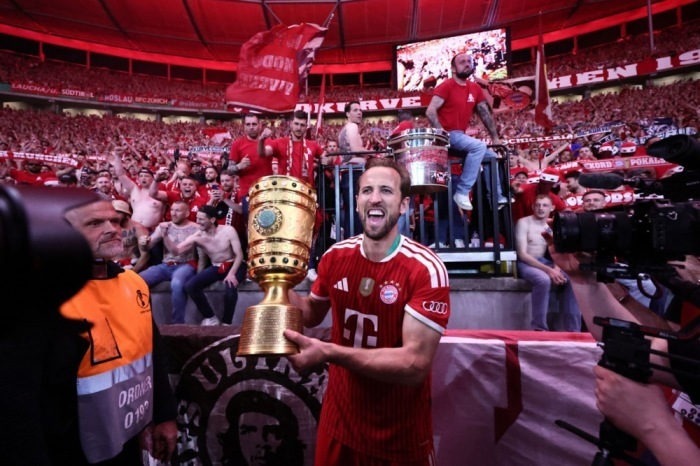 Harry Kane feiert mit dem DFB-Pokal vor den Fans nach Bayerns Finalsieg gegen Stuttgart in Berlin. Foto: epa/Ronald Wittek