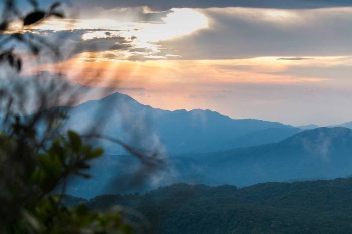 Blick über bewaldete Bergketten im Süden der Provinz Nakhon Si Thammarat entlang der geplanten Trekkingroute. Bild: Department of National Parks, Wildlife and Plant Conservation (DNP)
