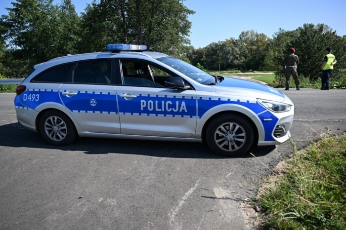 Ein Polizeifahrzeug steht in der Nähe der Stelle, an der ein unbekanntes Flugobjekt in einem Maisfeld im Dorf Polatycze abgestürzt ist. Foto: epa/Wojtek Jargilo