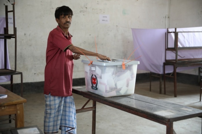 Bei der 13th national general election in Bangladesh gibt ein Wähler seine Stimme im Wahllokal ab. Foto: Monirul Alam/epa