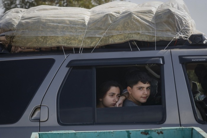 Äthnische Armenier aus Berg-Karabach sitzen in einem Auto, auf dessen Dach ihre Habseligkeiten liegen. Foto: epa/Anatoly Maltsev