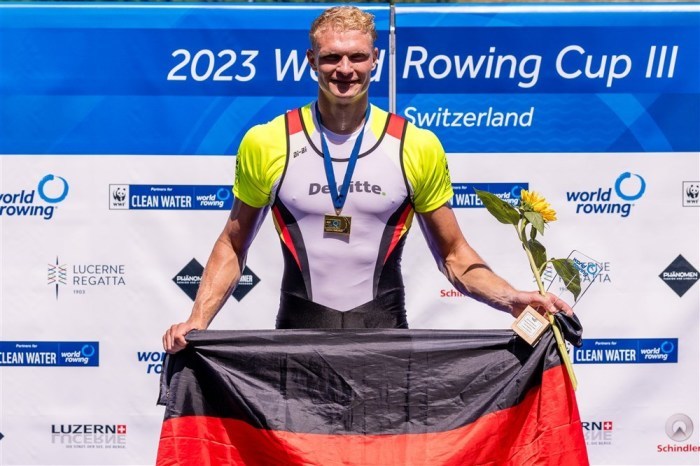 Der deutsche Oliver Zeidler feiert den Gewinn des Ruder-Gesamtweltcups 2023 im Männer-Einer auf dem Rotsee in Luzern. Foto: epa/Philipp Schmidli