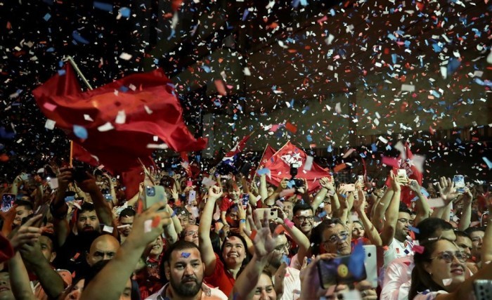 Unterstützer des gewählten Präsidenten der Colorado-Partei, Santiago Pena, feiern nach seinem Sieg vor der Wahlkampfzentrale in Asuncion. Foto: epa/Raul Martinez