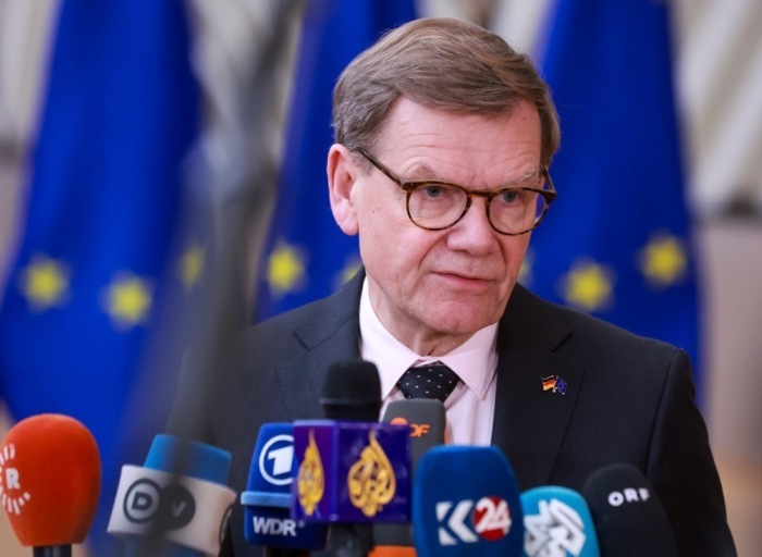 Außenminister Johann Wadephul spricht zu Beginn des EU-Außenministerrats in Brüssel über aktuelle internationale Krisen. Foto: epa/Olivier Hoslet