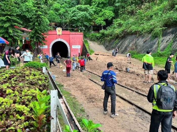 Bahnmitarbeiter räumen die nach einem Erdrutsch verschütteten Gleise am nördlichen Portal des Khun-Tan-Tunnels frei. Bild: State Railway of Thailand