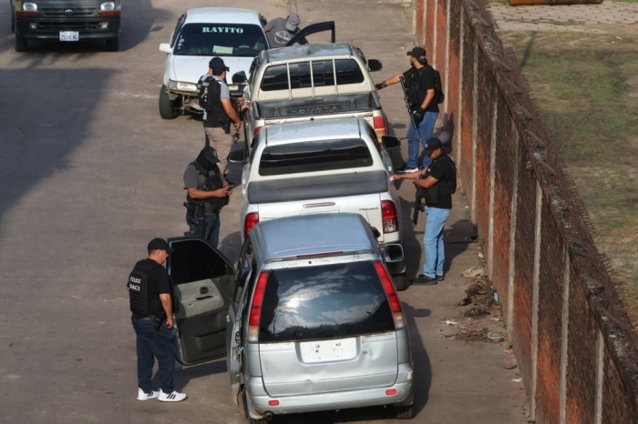 Soldaten führen in Santa Cruz einen Einsatz durch. Dabei wurde der mutmaßliche uruguayische Drogenhändler Sebastián Marset festgenommen. Foto: epa/Juan Carlos Torrejon