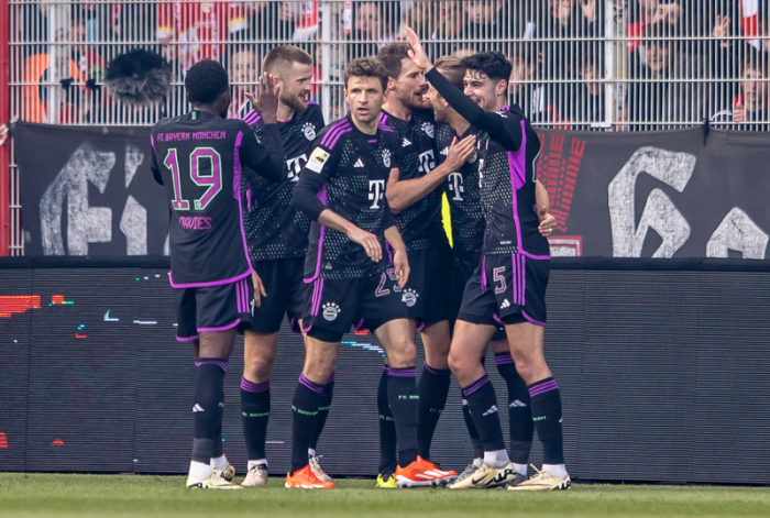 An der Alten Försterei. Harry Kane (2.v.r) von Bayern München jubelt mit Teamkollegen nach seinem Treffer zum 2:0. Foto: Andreas Gora/dpa