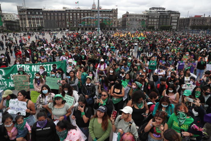 Demonstranten begehen den globalen Aktionstag für einen legalen und sicheren Schwangerschaftsabbruch in Mexiko-Stadt. Foto: epa/Sashenka Gutierrez