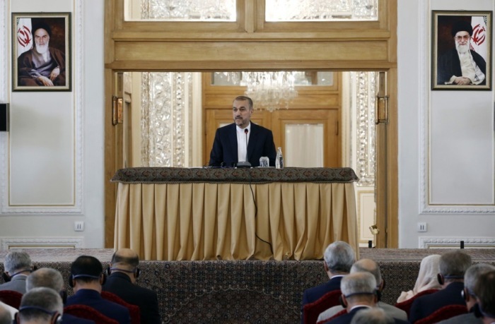 Der iranische Außenminister Hossein Amir-Abdoulahian hält im Büro des Außenministeriums in Teheran vor den ausländischen Botschaftern in Teheran eine Rede über den Angriff auf Israel in der vergangenen Nacht. Foto: epa/Abedin Taherkenareh