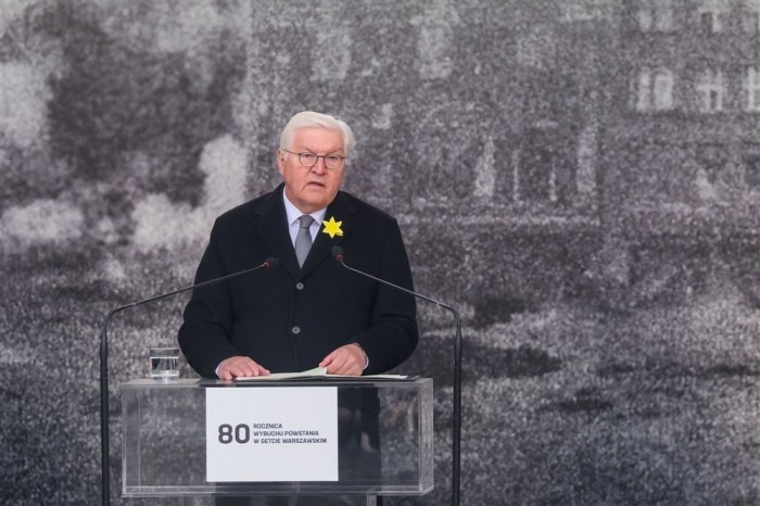 Bundespräsident Frank-Walter Steinmeier spricht während der offiziellen Zeremonie zum 80. Jahrestag des Aufstands im Warschauer Ghetto am Denkmal für die Helden des Ghettos in Warschau. Foto: epa/Leszek Szymanski