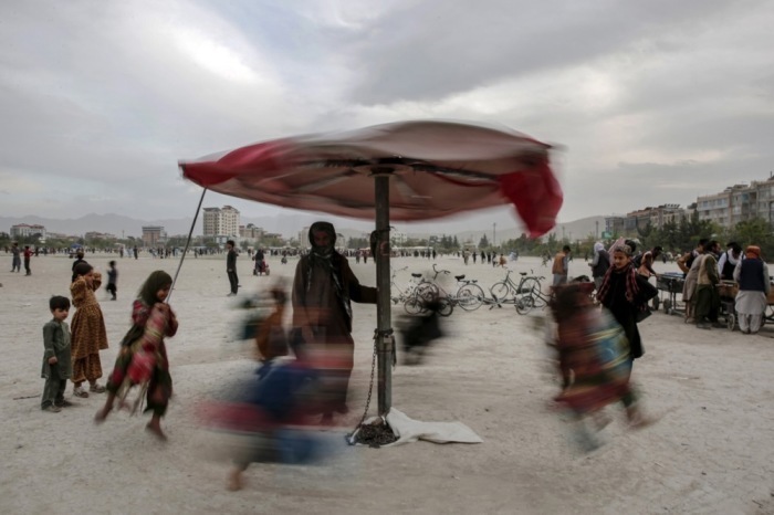 Afghanische Kinder genießen eine Karussellfahrt in einem Park in Kabul und vergessen für einen Moment den Alltag. Foto: epa/Samiullah Popal