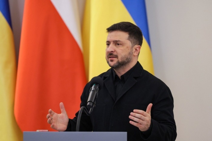 Wolodymyr Selenskyj tritt nach Gesprächen mit Polens Präsident im Präsidentenpalast in Warschau vor die Presse. Foto: epa/Pawel Supernak