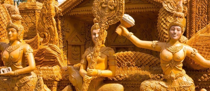 Detailreich gearbeitete Wachsskulpturen mit mythologischen Figuren zählen zu den zentralen Kunstwerken des Kerzenfestivals in Ubon Ratchathani. Fotos: Tourism Authority of Thailand