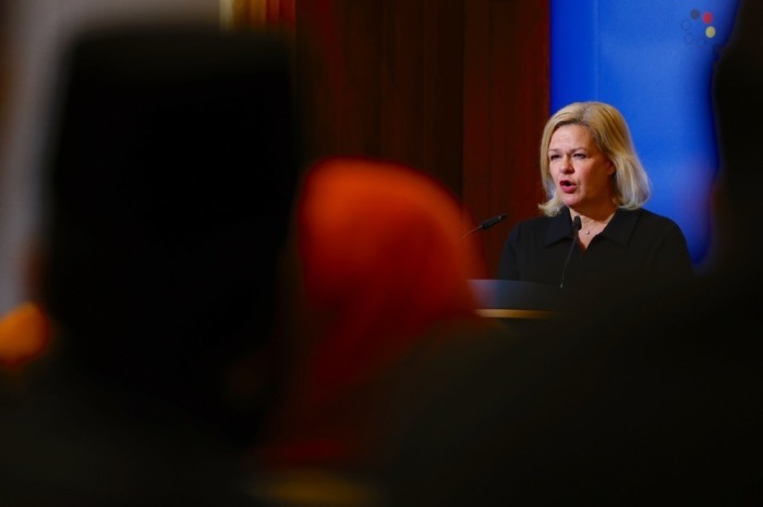 Innenministerin Nancy Faeser hält eine Rede auf der Deutschen Islamkonferenz in Berlin. Foto: epa/Hannibal Hanschke