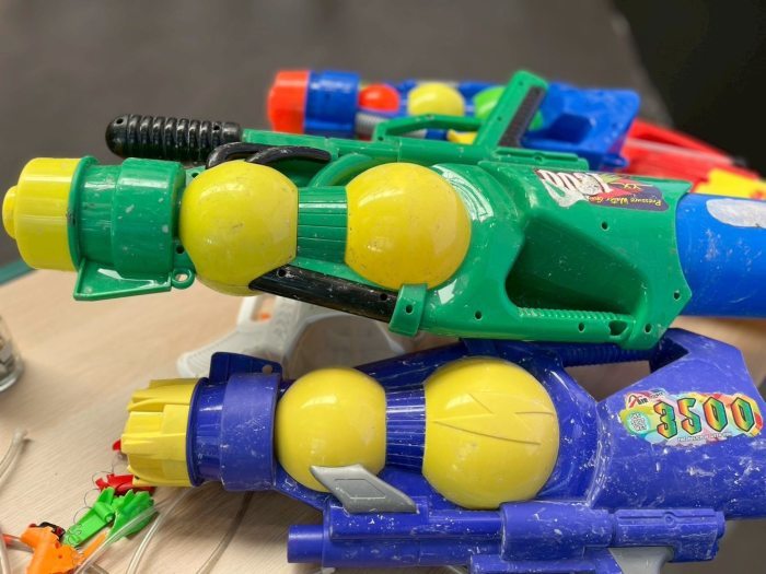 Gebrauchte Wasserpistolen aus Kunststoff werden nach dem Songkran-Fest zur Weiterverarbeitung gesammelt und sortiert. Bild: Bangkok Metropolitan Administration (BMA)