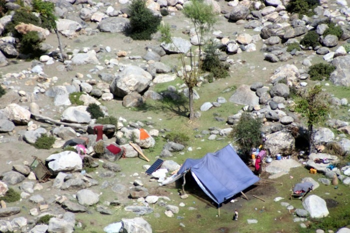 Menschen in Kunar leben nach dem schweren Erdbeben in provisorischen Unterkünften. Foto: epa/Aimal Zahir