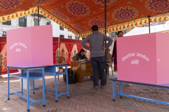 Wahlvorbereitung in Kathmandu: Wahlhelfer sammeln Urnen und Material für die Parlamentswahl, bei der 275 Abgeordnete ins nepalesische Parlament gewählt werden. Foto: epa/Narendra Shrestha
