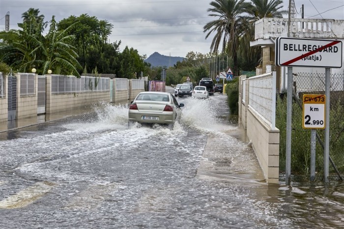 Ein Auto fährt durch eine überflutete Straße in Bellreguard. Foto: epa/Natxo Frances