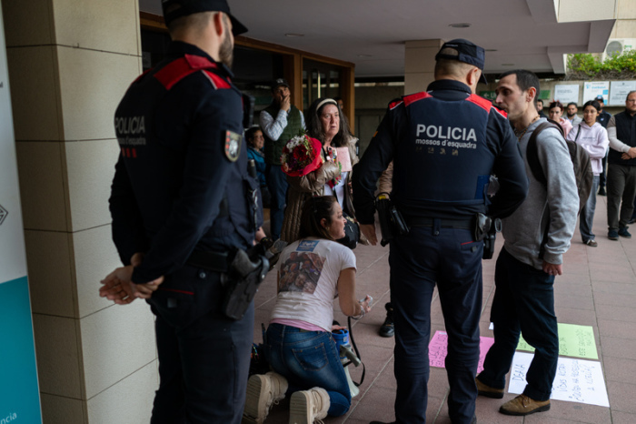 Protestierende versammeln sich vor Klinik in Spanien, nachdem eine junge Frau auf eigenen Wunsch Sterbehilfe erhielt und der Fall landesweit für Streit sorgt. Foto: dpa/Lorena Sopêna
