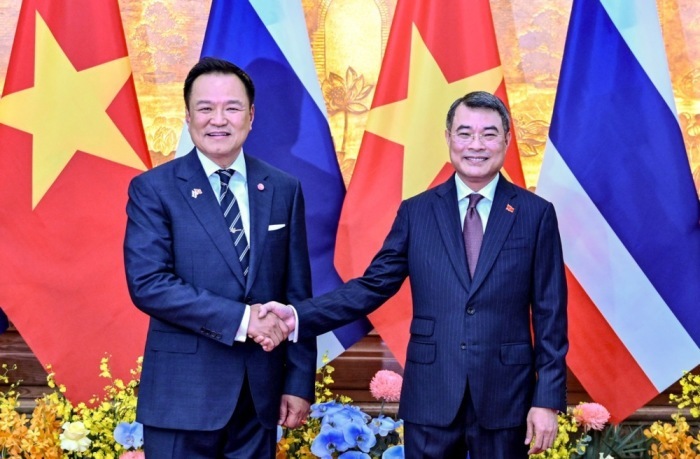 Der thailändische Premierminister Anutin Charnvirakul (l.) und Vietnams Premierminister Pham Minh Chinh begrüßen sich bei dem Treffen in Hanoi. Foto: epa/Nhac Nguyen