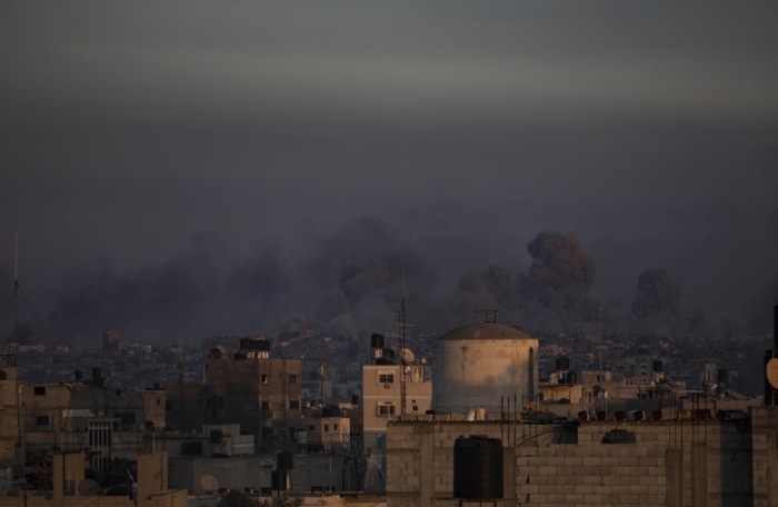 In Khan Yunis im südlichen Gazastreifen steigt nach israelischen Luftangriffen Rauch auf. Foto: epa/Haitham Imad
