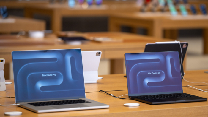 Zwei Laptops MacBook Pro stehen im Apple-Store am Kurfürstendamm. Foto: Monika Skolimowska/dpa