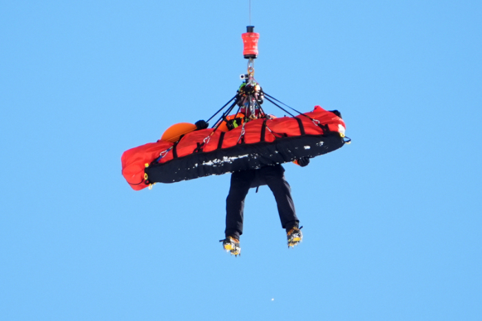 Lindsey Vonn wird nach ihrem Sturz in der Abfahrt bei den Winterspielen in Cortina mit einem Hubschrauber abtransportiert. Foto: Jacquelyn Martin/Ap/dpa