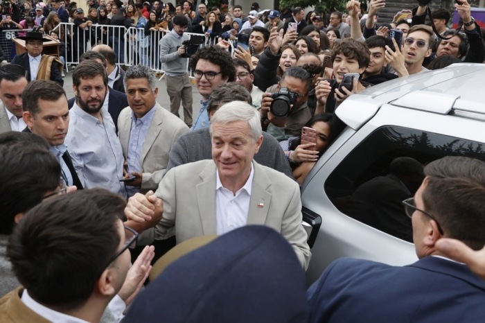 Präsidentschaftskandidat José Antonio Kast begrüßt Wähler bei der Stichwahl um das Präsidentenamt in Chile. Foto: epa/Elvis Gonzalez