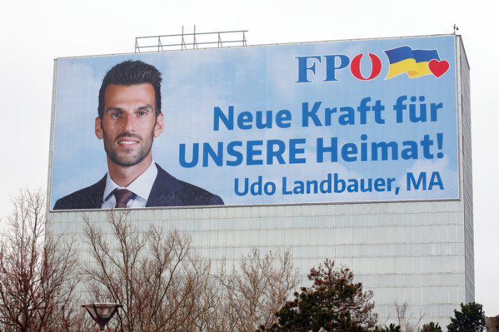  FPÖ-Spitzenpolitiker Udo Landbauer auf einem Wahlplakat. Foto: epa/Florian Wieser