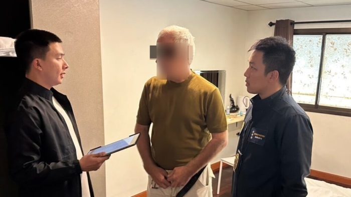 Der 58-jährige Deutsche nach seiner Festnahme durch Einwanderungsbeamte in Bangkok. Foto: Khaosod